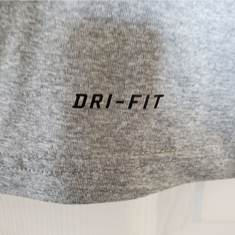 Nike Dri-Fit Training Tank Size Medium - Picture 2 of 7